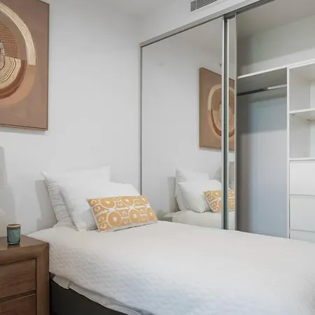 Lux Lakeside Apt - Gold Coast Exterior photo