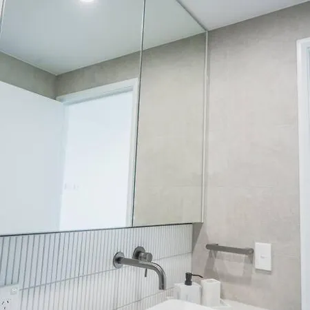 Lux Lakeside Apt - Gold Coast Exterior photo