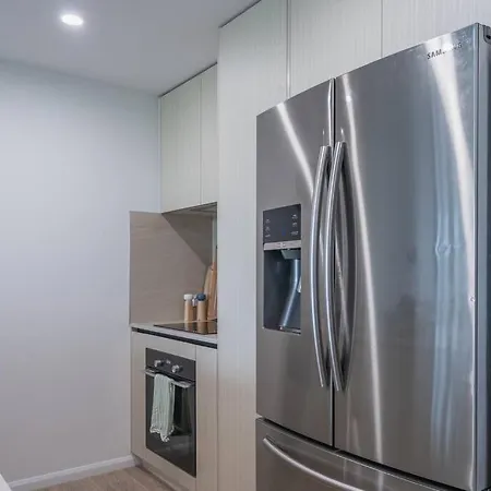 Lux Lakeside Apt - Gold Coast Exterior photo