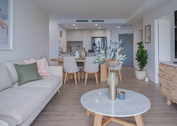 Lux Lakeside Apt - Gold Coast