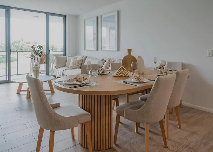 Lux Lakeside Apt - Gold Coast