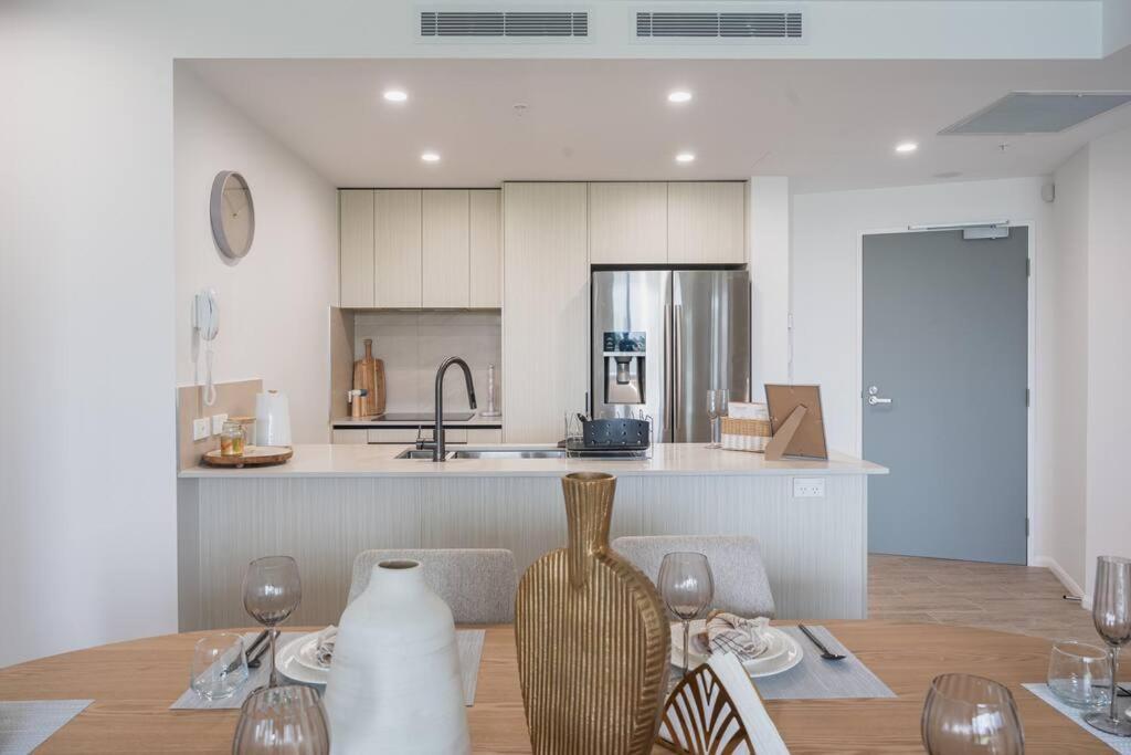 Lux Lakeside - *