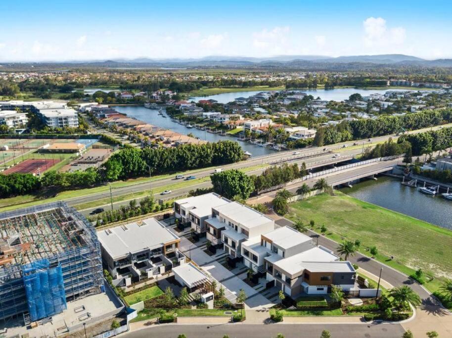 Lux Lakeside - * Gold Coast